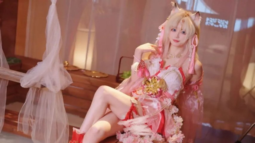永劫无间胡桃cos：粉嫩的劫妹好动人，腿子好吸睛啊！